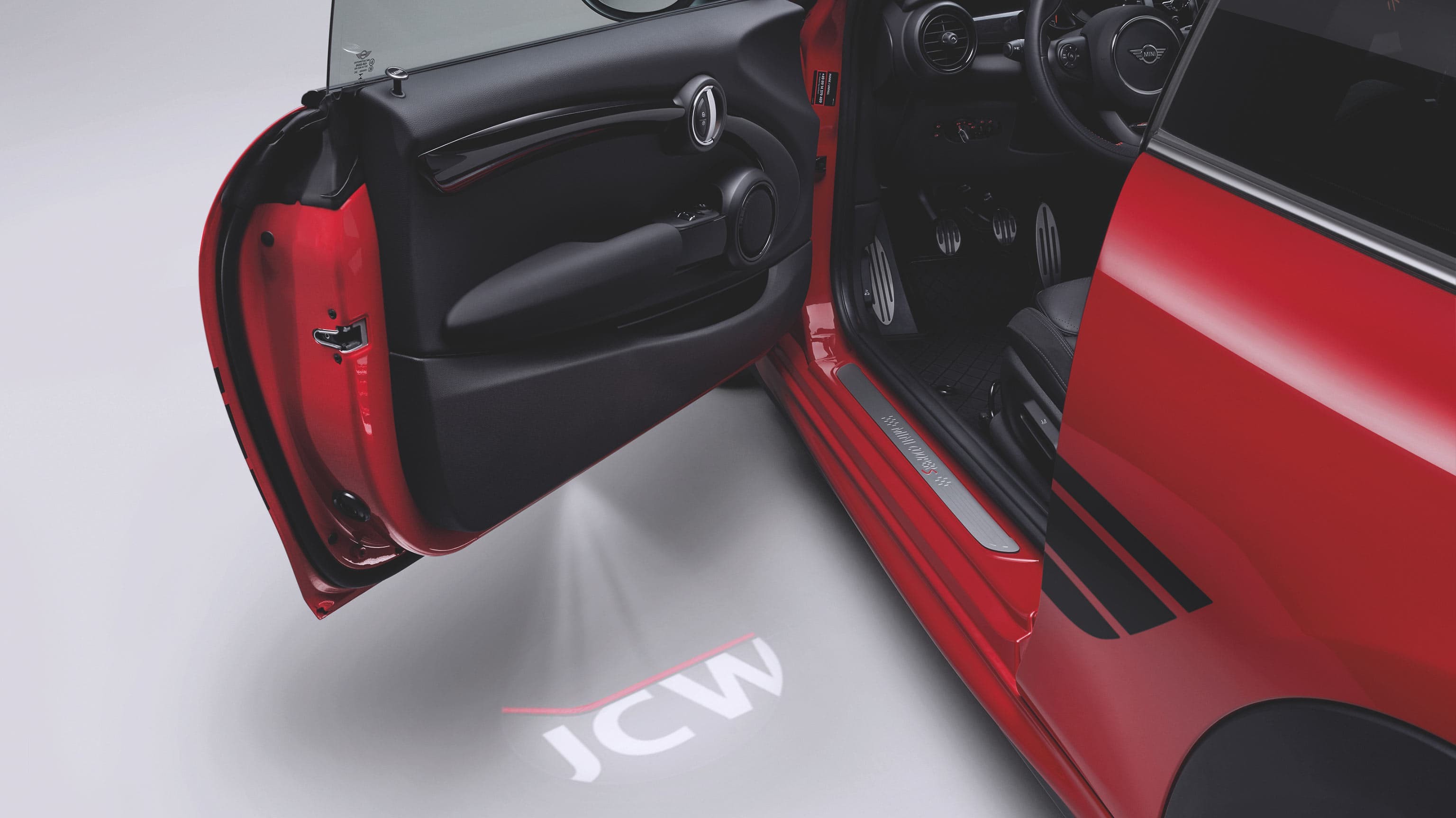 MINI John Cooper Works – rosso e nero – proiettore nella portiera